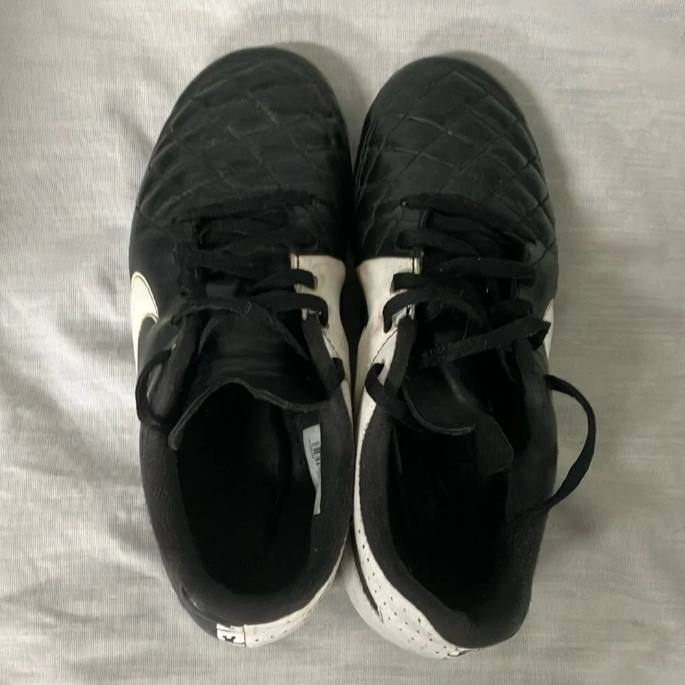 Nike boys/ girls Tiempo soccer shoes / Cleats - some STAINS but good condition - Picture 3 of 16
